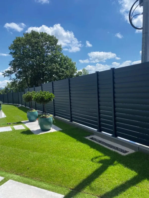 Clôture avec panneaux en bois à Saint Rémy de Provence Clôture avec panneaux en bois à Saint Rémy de Provence