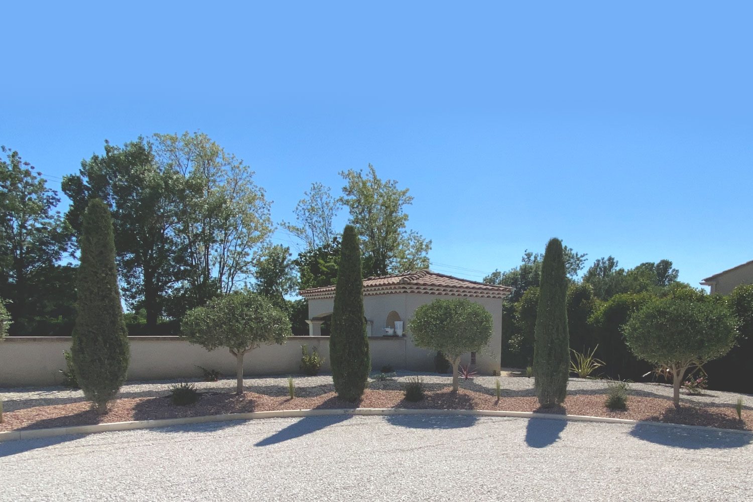 Jardinier, paysagiste et terrassier à Saint Rémy de Provence. Le paysagiste conçoit un espace qui vous ressemble et qui s’embellira avec les années. Riche d’une équipe complète, Conti Jardins a une vision globale de votre espace dès la conception.